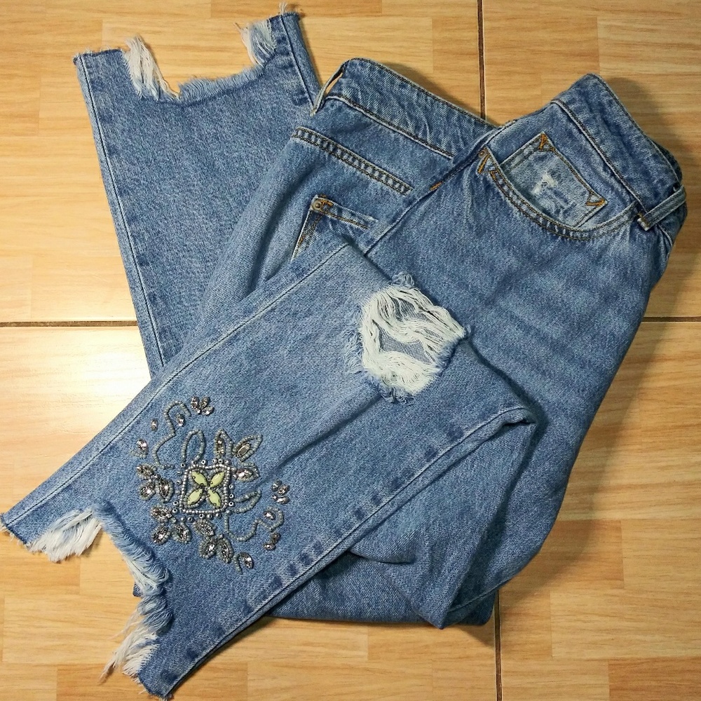 Zara Jeans Distressed Embroidery Raw Edge Mom Jean